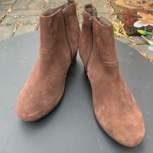 NWT Clark’s Crystal Quartz model women’s size 9, brown suede wedge booty.